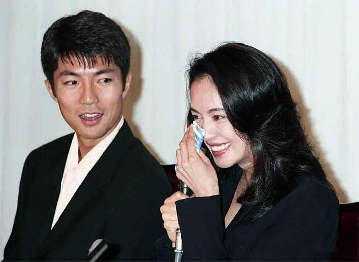 仲村亨与鹫尾依纱子于1995年成婚