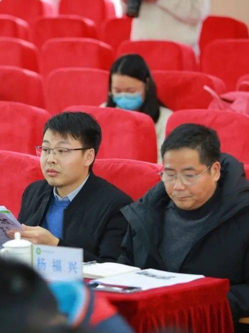 老师,区数字教材项目总负责人,宝山区教育学院信息中心主任杨福兴老师