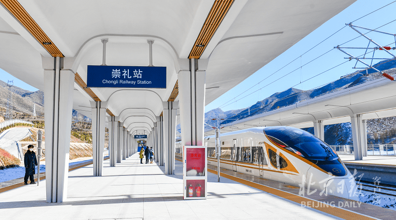 列车|崇礼第二座高铁站即将迎客，“雪山木屋”里晒太阳