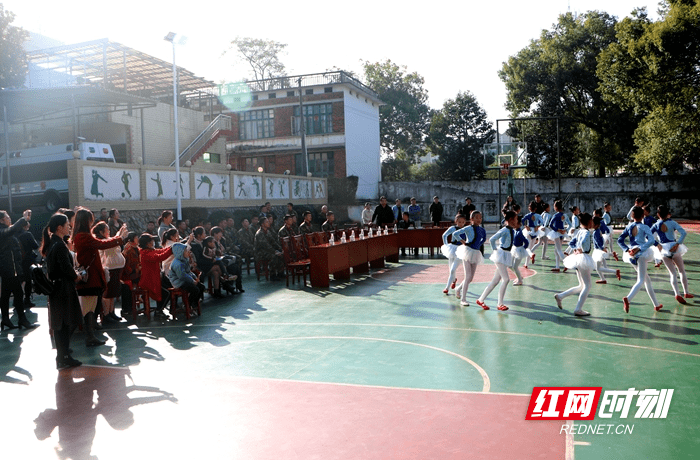 新田开展送政策进军营活动