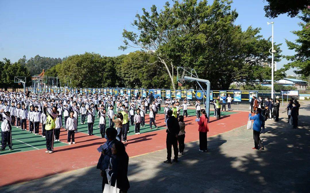 随后,我校各科教师代表为佛山十中的教师们展示了一场场高效课堂,课后