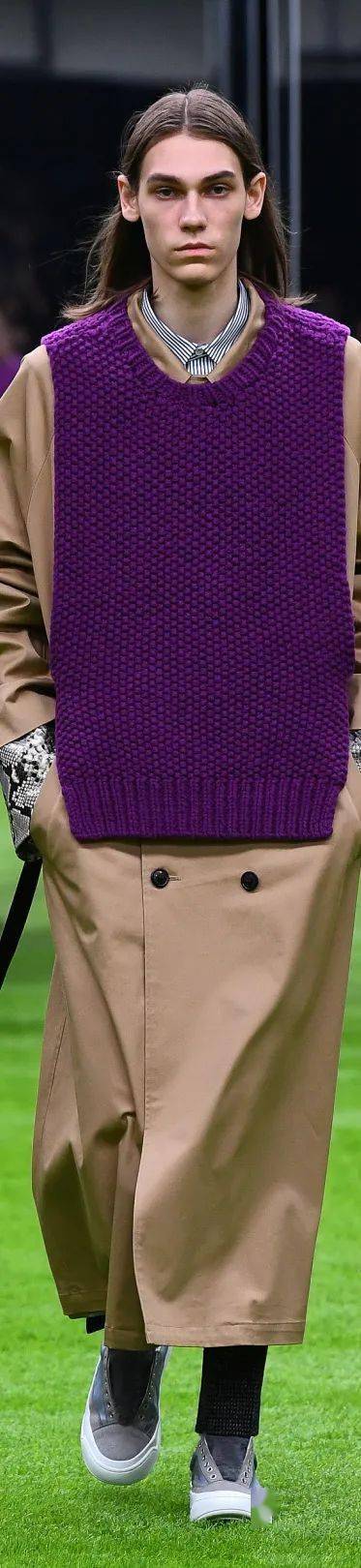 黑色 周雨彤白鹿的针织马甲也太上头了吧!赶紧学起来