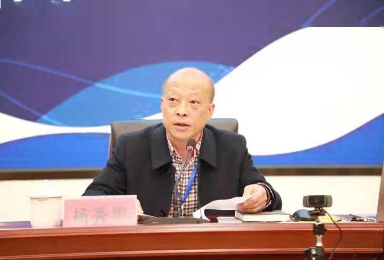 重庆市綦江中学党委书记,校长杨秀鹏介绍了学校目前的发展情况,教科研