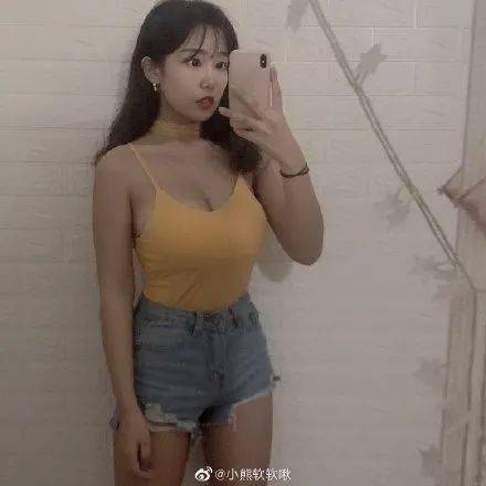 曲线 “胸大还穿吊带，一看就不是正经姑娘”