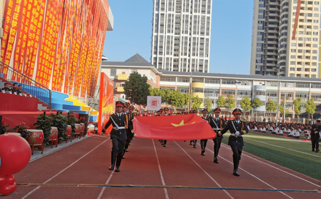 近日,惠州一中博罗启正学校举办为期两天的庆典,设置了运动会,艺术节