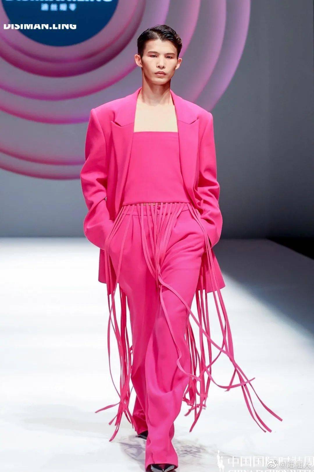 野模陆仙人穿麻袋废品走红从乡村莽夫到国际超模650万网友气场直接干