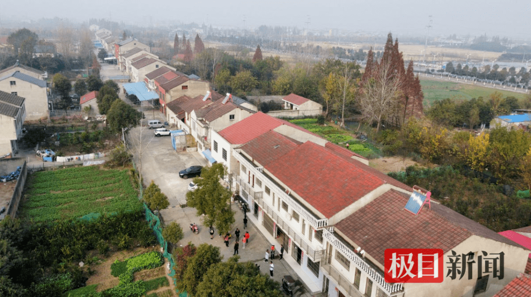 7日,被拐14年的孙卓回到位于监利市红城乡何赵村的老家,当晚在他被拐