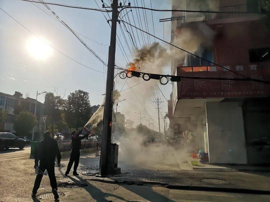 清溪镇高空电线突然着火!幸好有他们