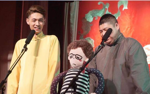 粉丝拿国旗当礼物送秦霄贤本能的反应化解了德云社一次危机