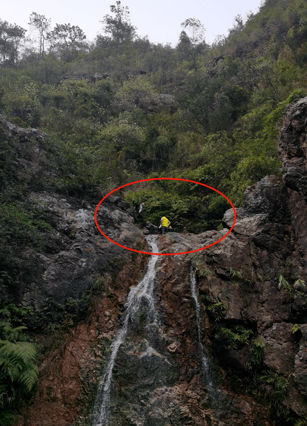 人员|4人在南海西岸爬山迷路，警方在断崖边发现他们……