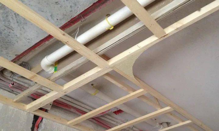 管道固定吊顶时要结合灯具位置,风扇位置做好预留洞穴及吊钩.