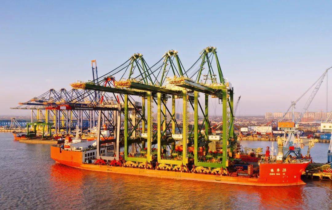 12月5日,"振华28"轮装载着3台新加坡psa自动化双小车岸桥和1台越南