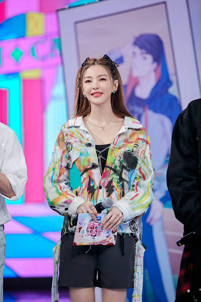 张雨绮蝴蝶结编发造型甜美娇俏玩游戏无包袱变快乐小雨