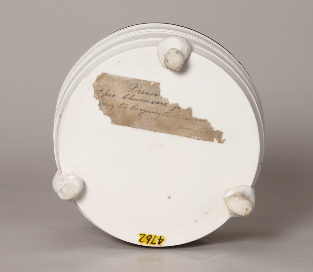 此炉形制古雅,仿高古铜奁,虽有相类器,但比例不同,弦纹分布略异,此器