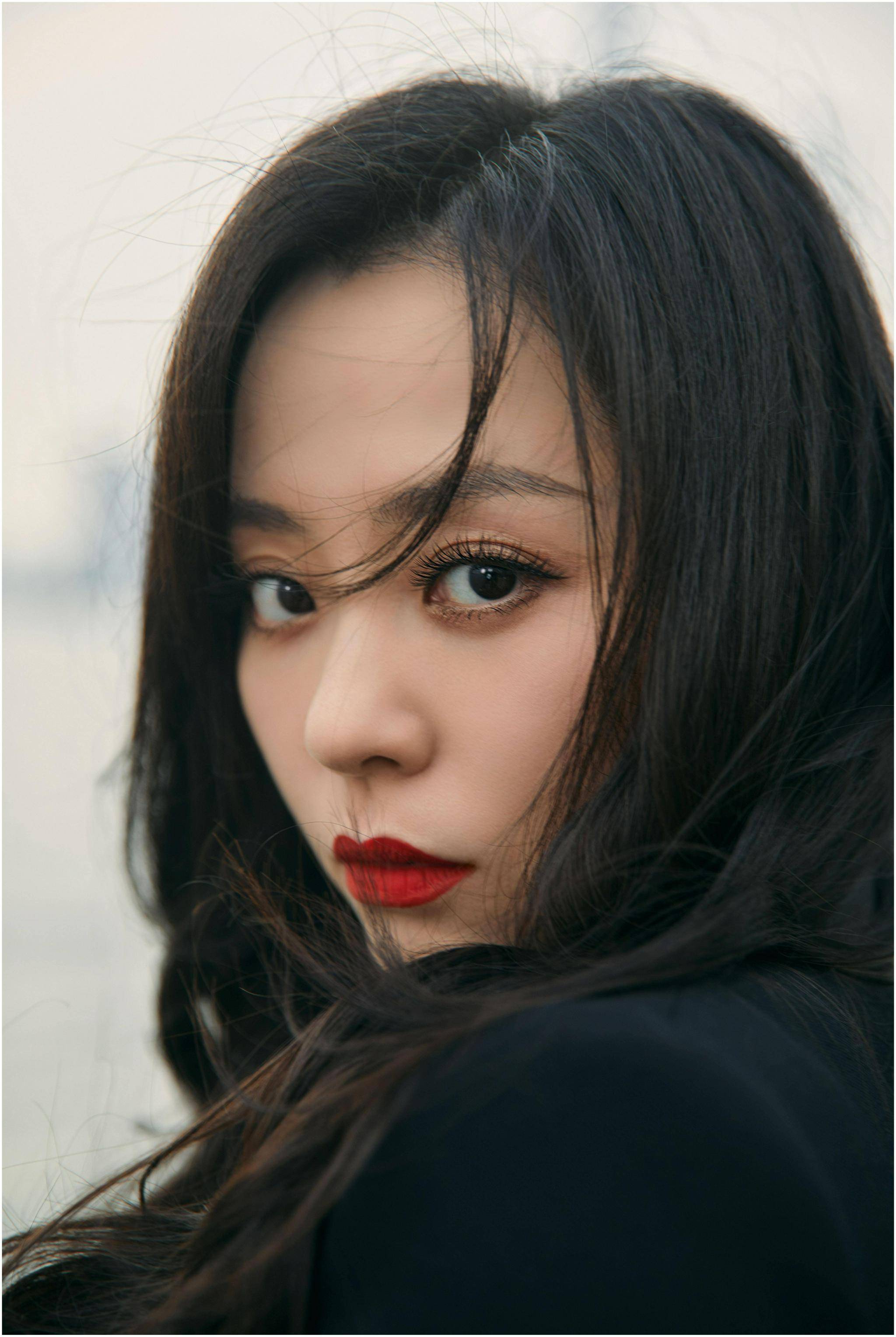 张靓颖黑色套装御姐风