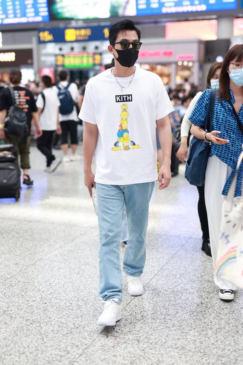 欧豪戴墨镜和口罩遮面低调出行,穿白色印花t恤搭配蓝色牛仔裤