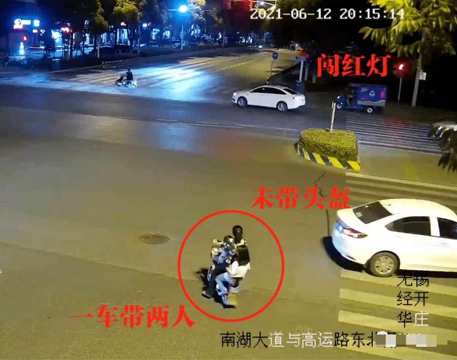 处路口,为了图快,李某闯红灯进入路口,结果与一辆直行的银色小车相撞