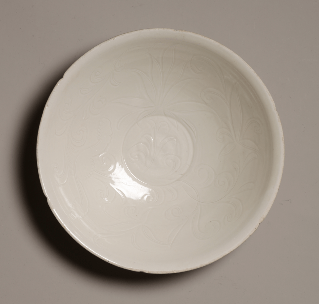 一只南宋官窑青釉钵1150万一只北宋定窑斗笠式碗13225万保利秋拍一波