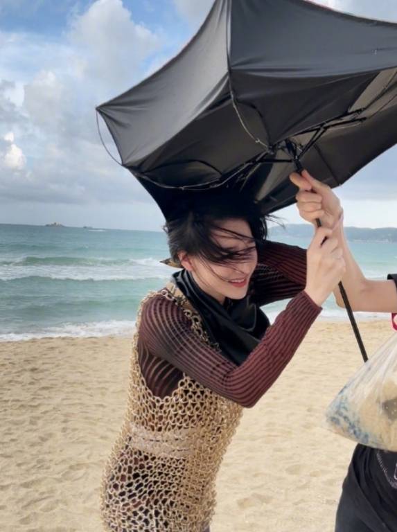 遇大风伞被吹变形,头发凌乱超狼狈_工作_照片_明星