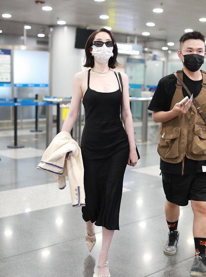 林黛玉蒋梦婕穿衣真大胆穿低领吊带黑裙走机场肤白还腿长