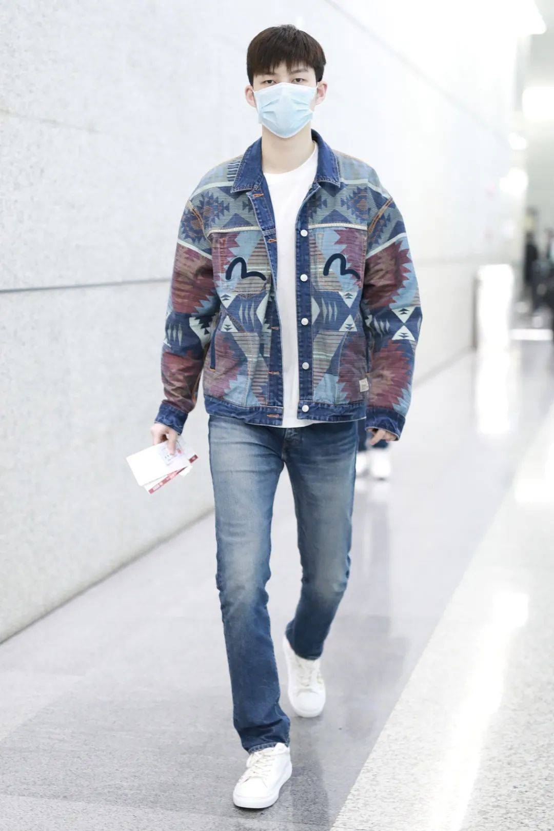 男星街拍黄觉陈坤机场同框艾薇儿和男友当街kiss