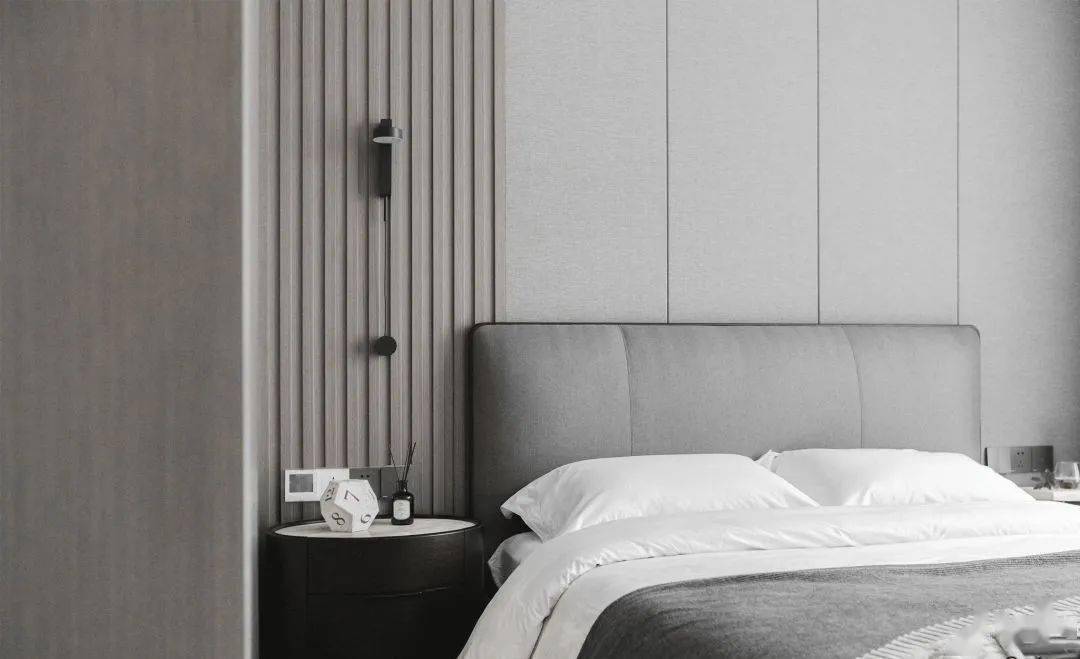 推开客厅隐藏的房门,父母房通过竖条格栅木饰面搭配灰色硬包做床背景
