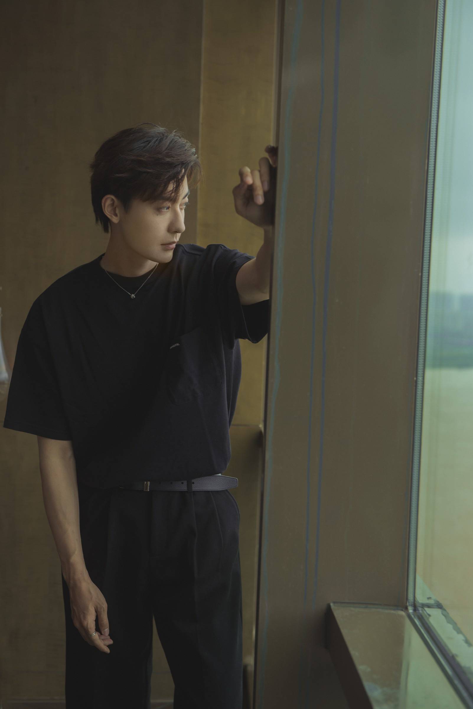 赵志伟黑衣写真释出少年眼神清澈且沉稳