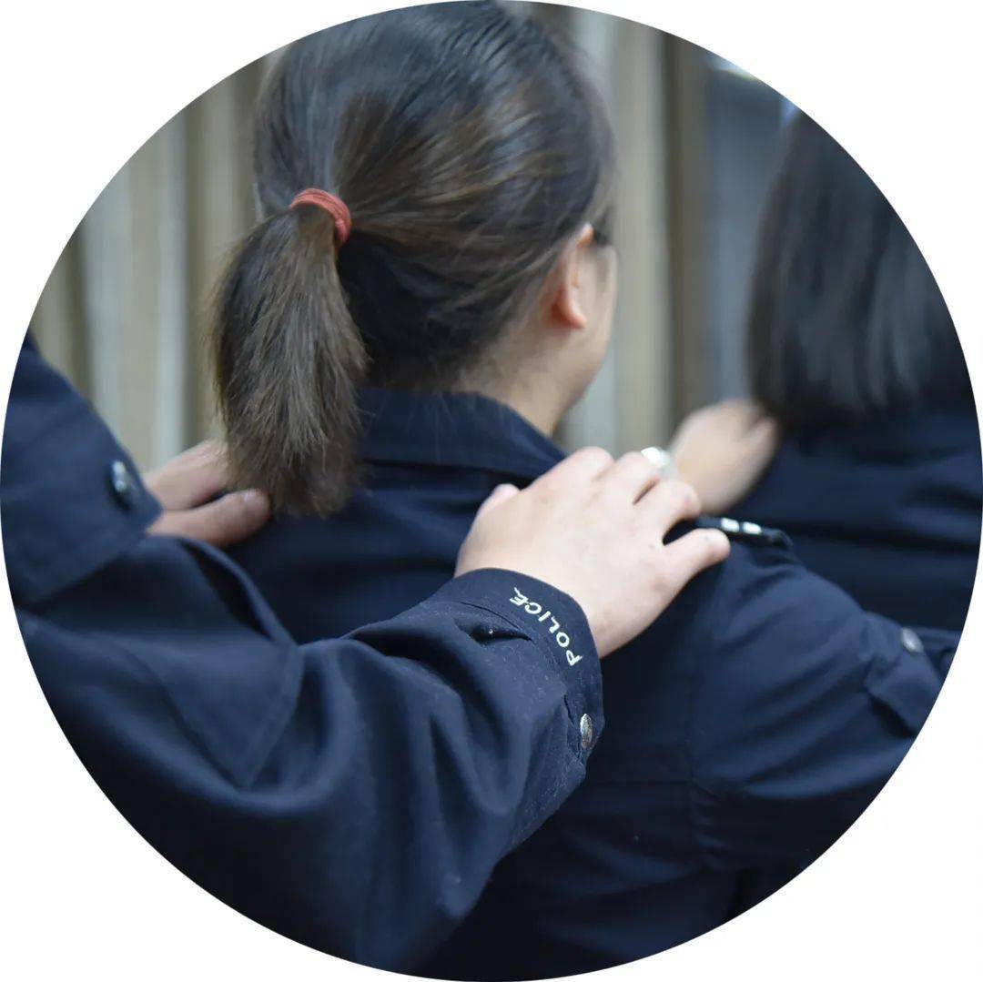 围成圈手搭在前一个人的肩膀上,跟随指令给队友捏肩,锤背,拍手臂,让