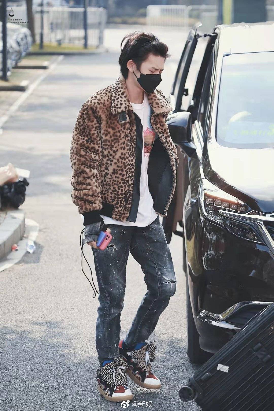 小鬼王琳凯1130出发图豹纹外套泼墨牛仔裤豹纹拼接鞋