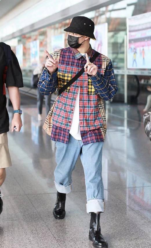 张铭恩拼色格子衬衫现身机场清爽帅气是夏天该有的样子