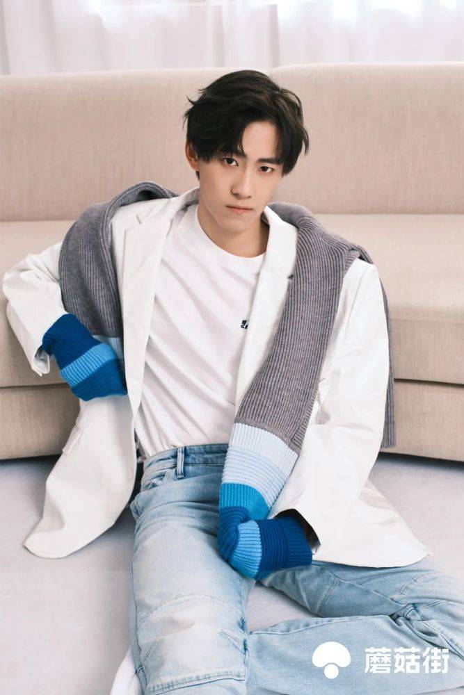 上头了,又一位"宝藏男友"藏不住啦_晏紫东_角色_西装