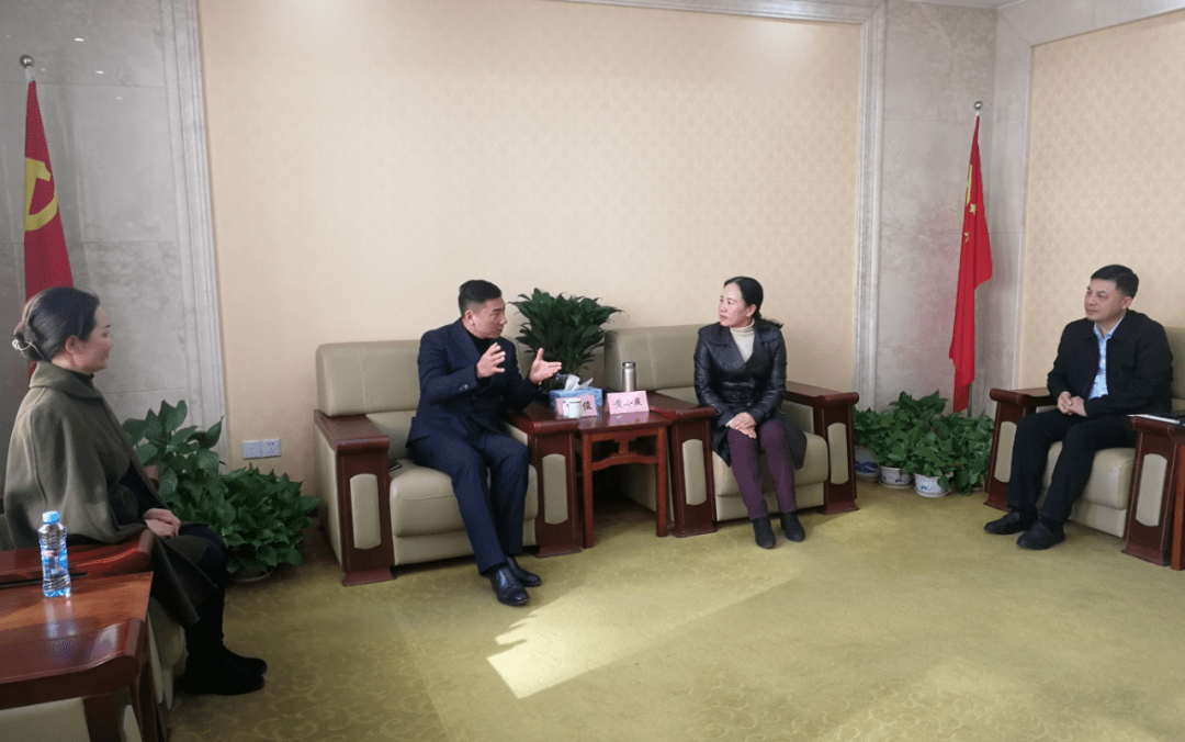 区委书记黄小燕与新的社会阶层人士,党外人士代表开展联谊谈心活动