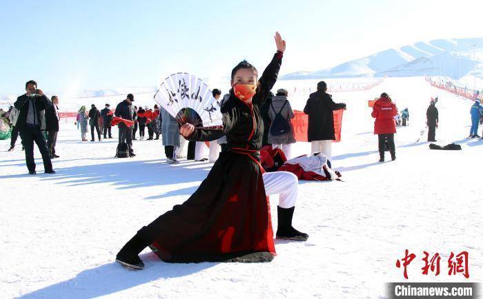 景点|“天山侠女”闯短视频江湖 武术打卡新疆美景