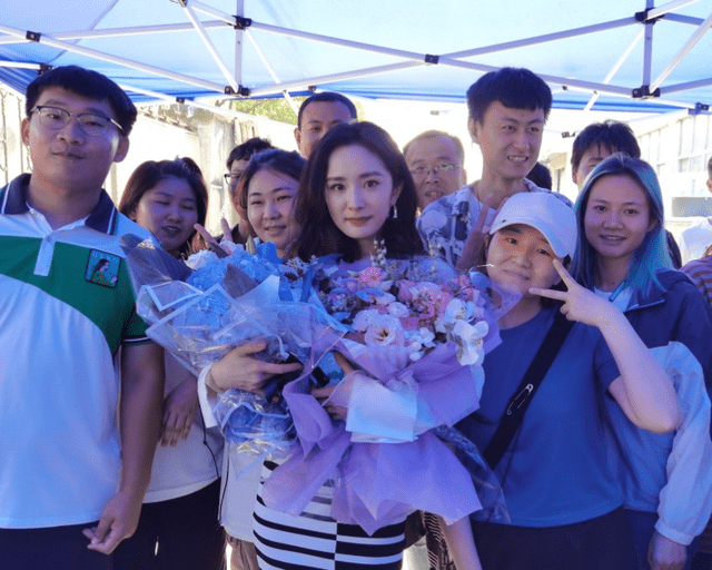 杨幂拍戏杀青粉丝片场唱歌遭正主劝停男配李泽锋都被逗笑