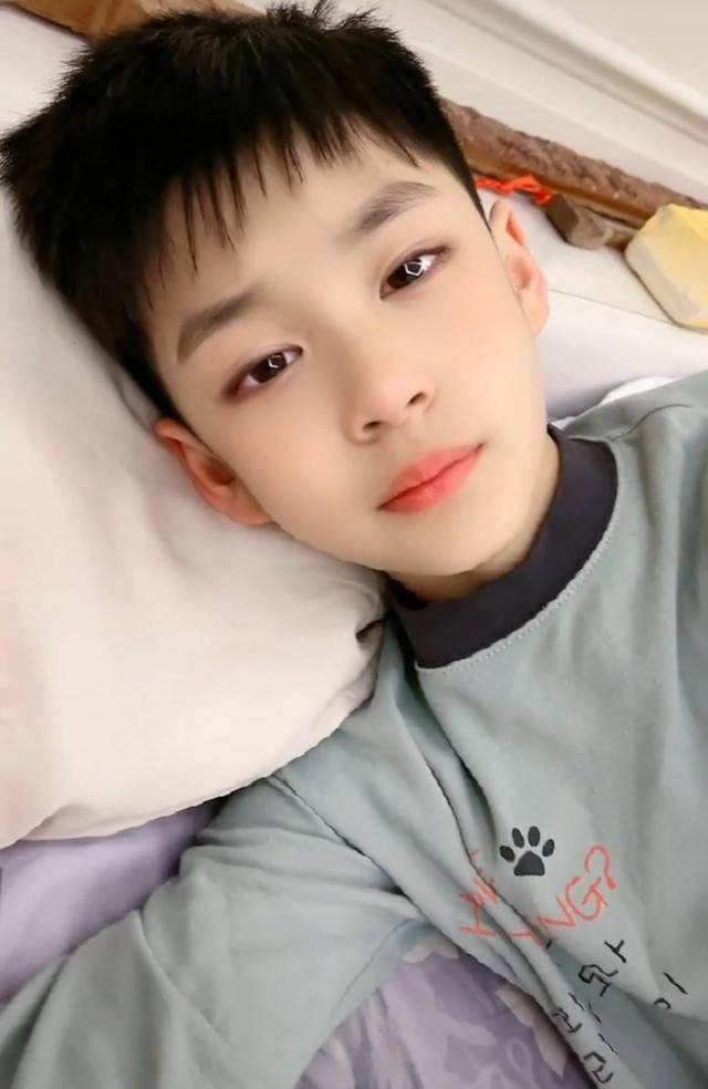 曹颖10岁儿子犯错被教育,委屈流泪惹人疼,颜值超高被喊快出道_王子