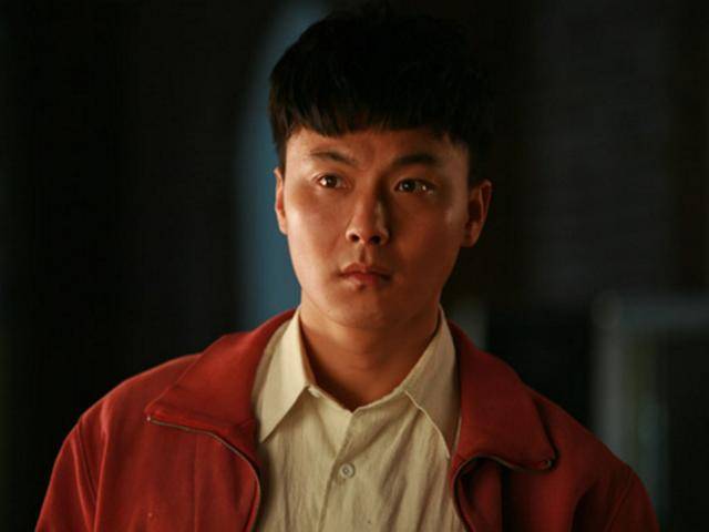 同样80年出生陆昱霖彭宇李桓风度翩翩而他是一表人才