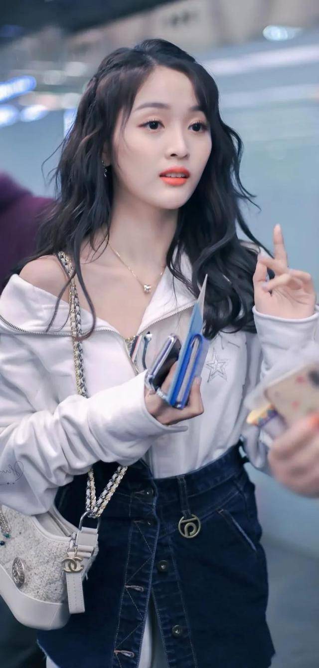 有喜欢吴宣仪的吗?长相甜美可人,处处散发着迷人的青春气息