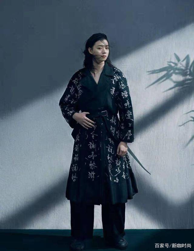 霍尊新造型,穿睡袍化身翩翩公子,超强气场不愧是国风少年_模样_古风