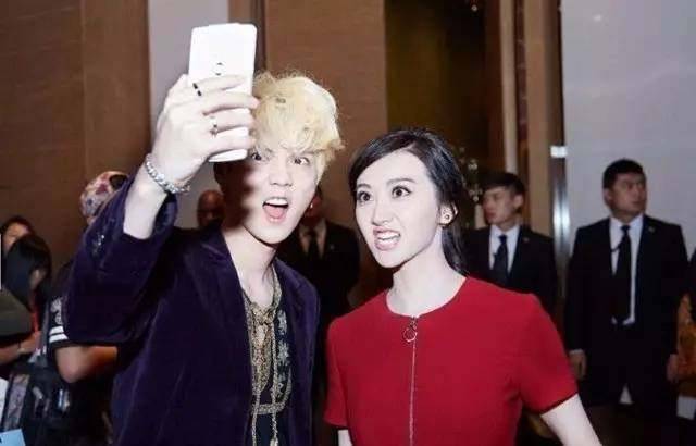 景甜祝鹿晗生快的照片,还暗藏一名狠女人,是童年阴影啊