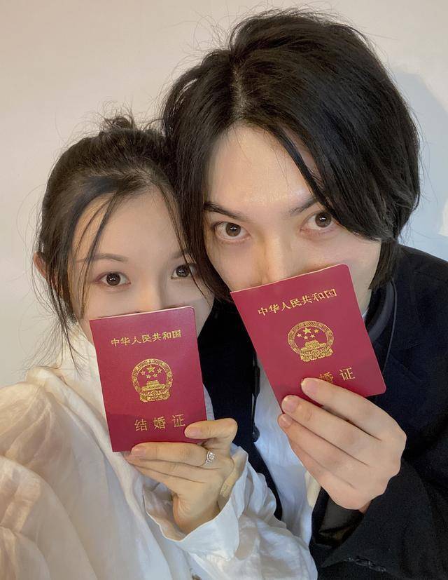 声入人心成员简弘亦晒结婚证公布喜讯好兄弟鞠红川等人祝贺