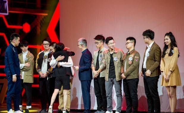 戚薇请队员吃火锅郑林楷携女友参加两人身高一样互动好甜