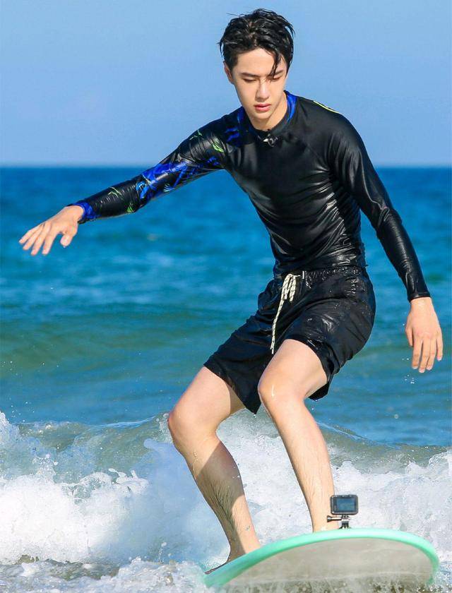 《夏日冲浪店》太适合夏天了,王一博,黄明昊,韩东君帅气冲浪_节目