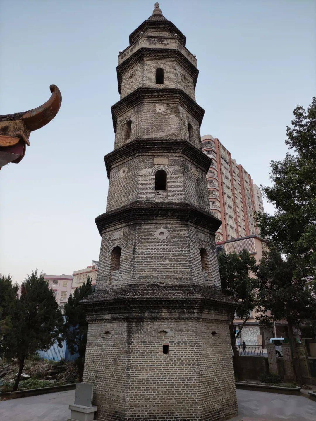 河婆宝塔宝塔上杂草被清除