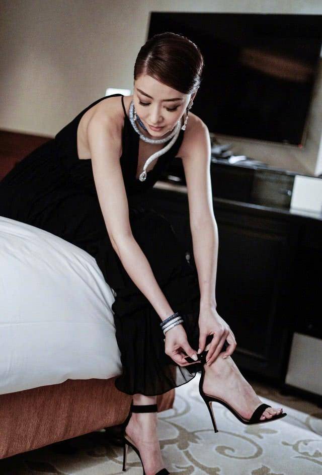 熊黛林的口味真重,一袭黑裙大秀性感,竟在脖子上佩戴"蛇"链?