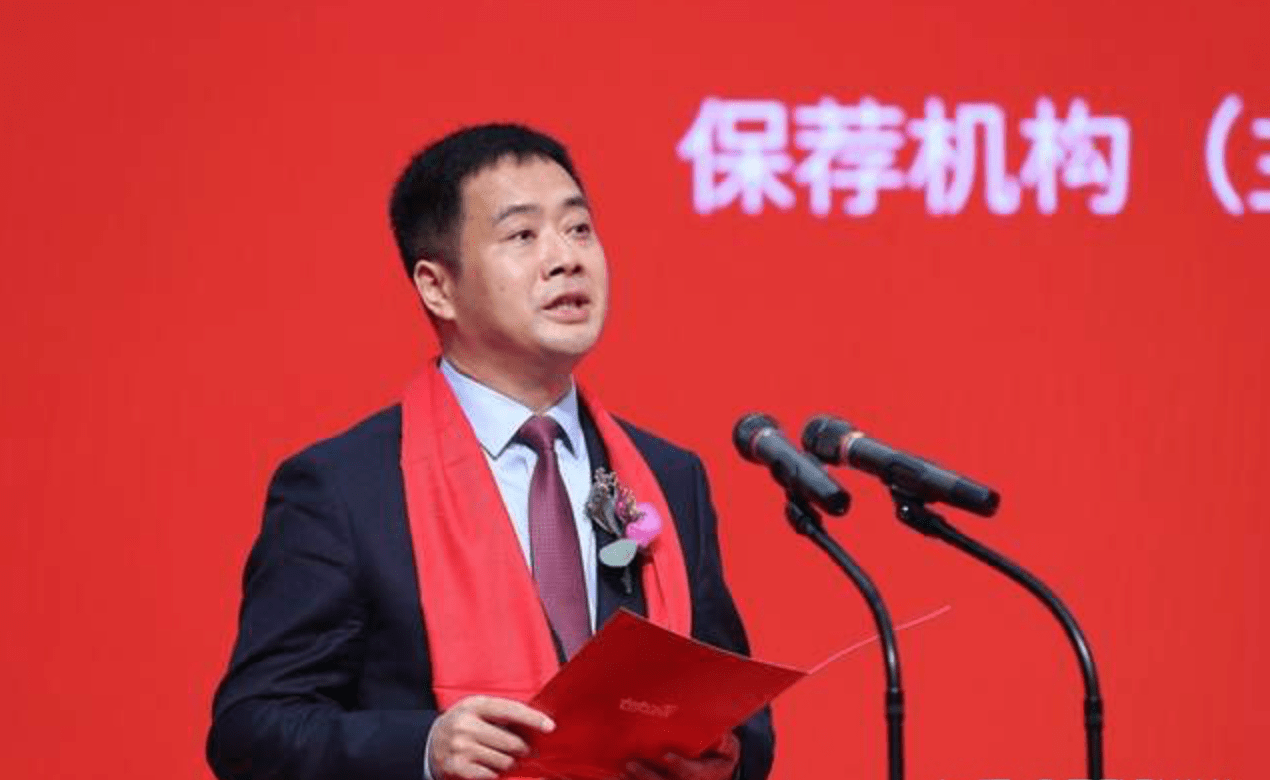 公开资料显示:严斌生,江西萍乡莲花人,现年47岁,大