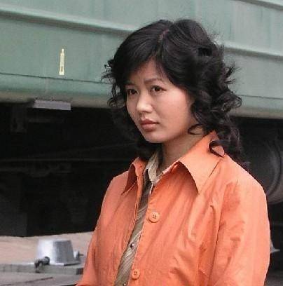 2005年,程愫参演的电视剧《半路夫妻》,她在剧中饰演郭芳.