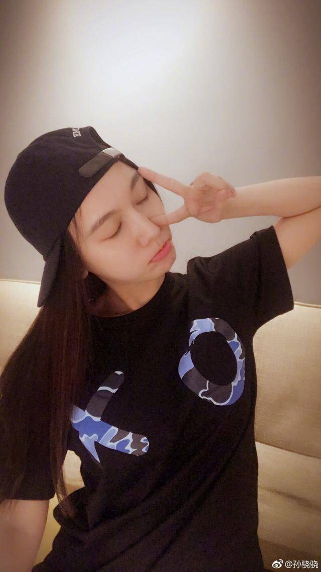 虽然在主持界不是经常出现的孙骁骁,但是在微博里面,可是时常发布着