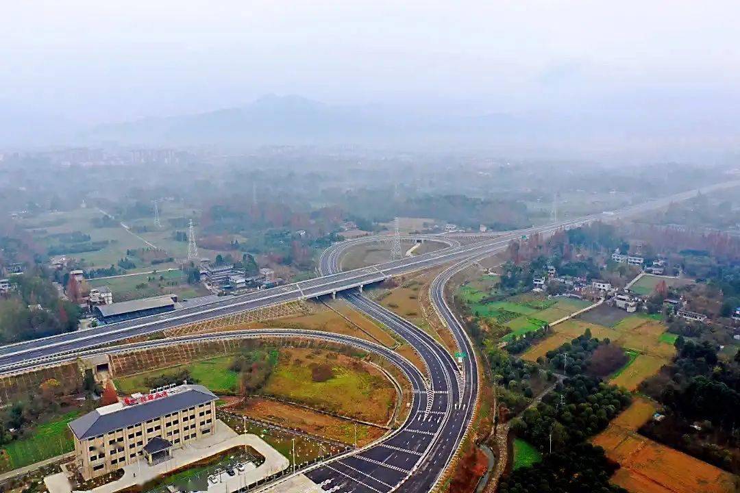 的德阳至都江堰高速属于成都都市圈高速(成都经济区环线高速公路)北段