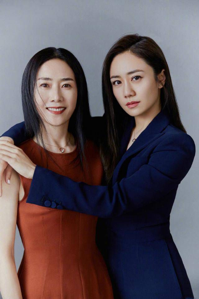 刘芸为妈妈打call母女合体写真宛如姐妹63岁刘妈妈气场胜女儿