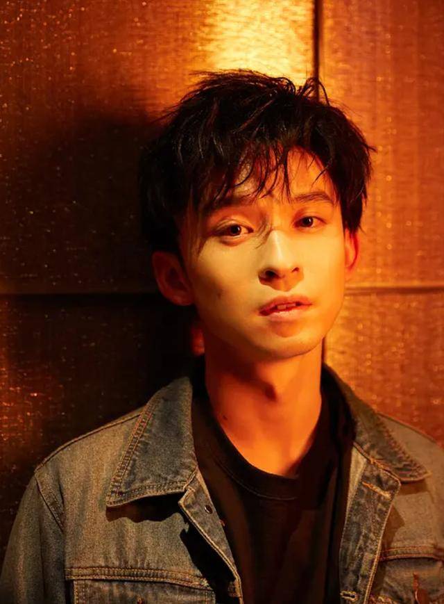 演员董子健:妈妈是王京花,19岁一炮而红,他的家庭不简单